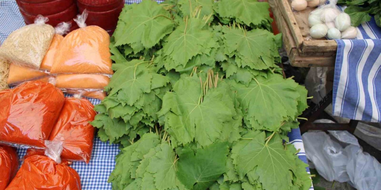 Sarmaların vazgeçilmezi asma yaprakları tezgahlarda yerini aldı