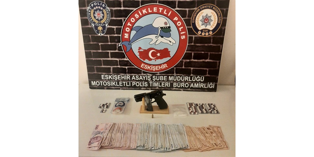 Şüpheli şahısların aracında uyuşturucu madde ve ruhsatsız silah ele geçirildi