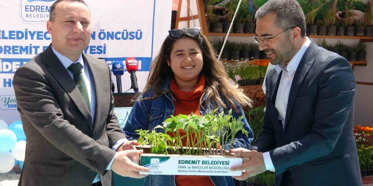 Edremit’te çiftçilere 250 bin sebze fidesi dağıtıldı