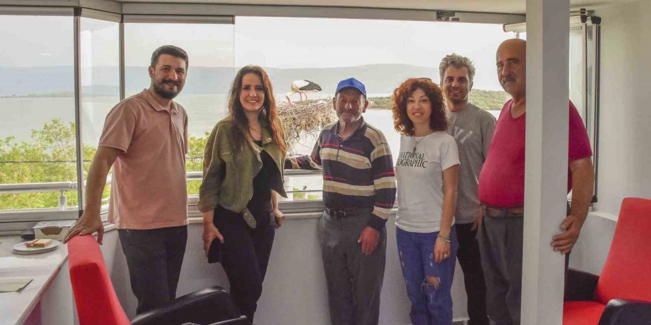 Yaren Leylek, yeni yuvasında dostu Adem Amca’ya komşu oldu