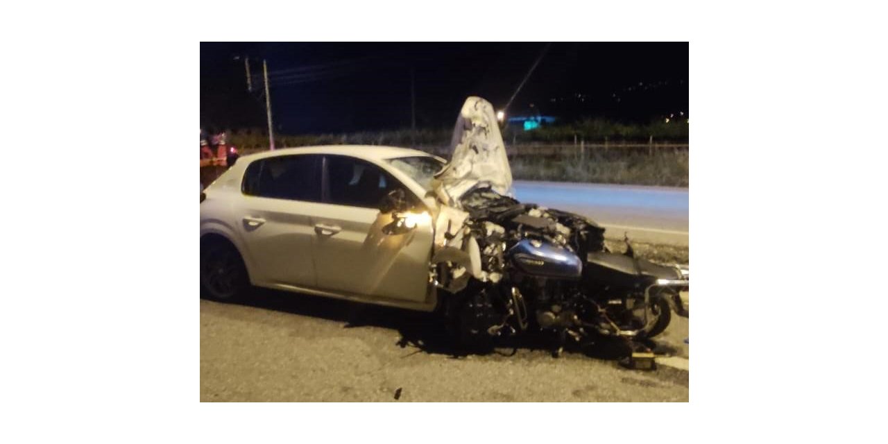 Motosiklet otomobile ok gibi saplandı: 1 ölü