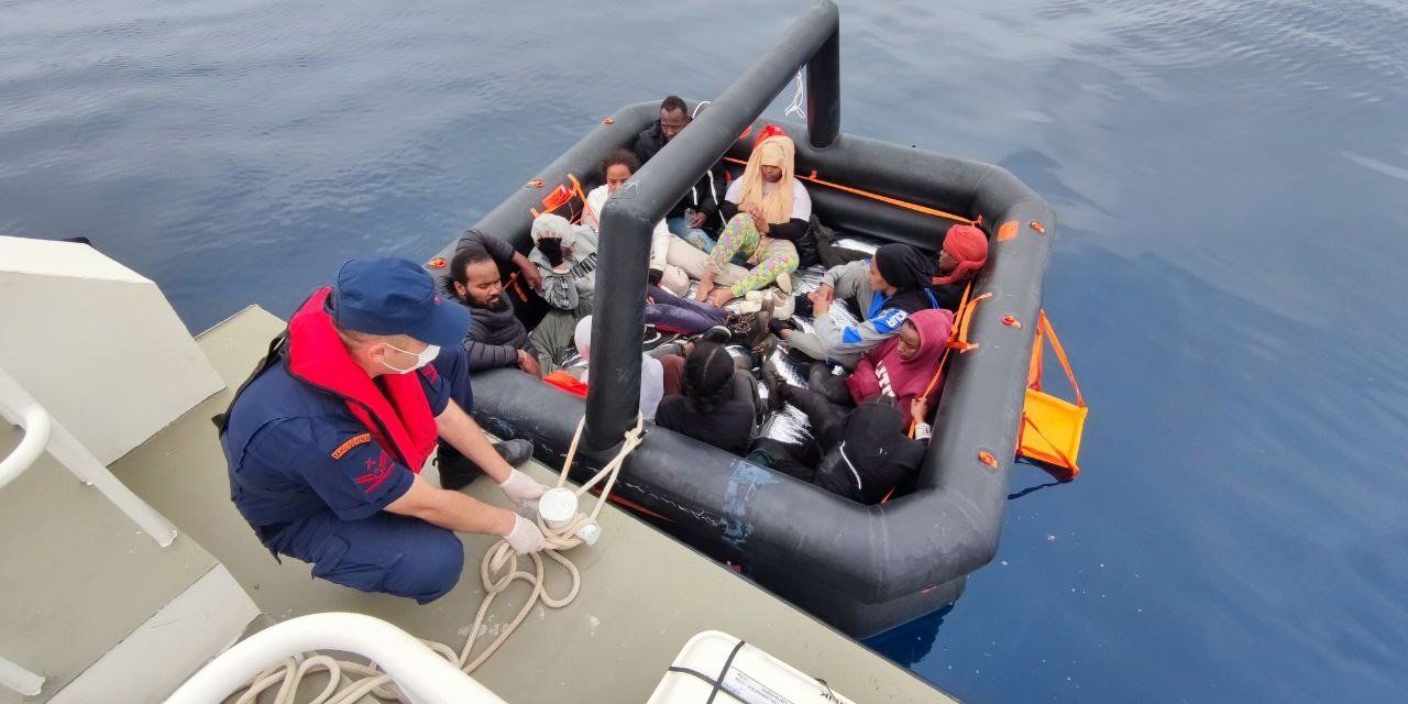 Ayvalık açıklarında 23 düzensiz göçmen kurtarılmıştır