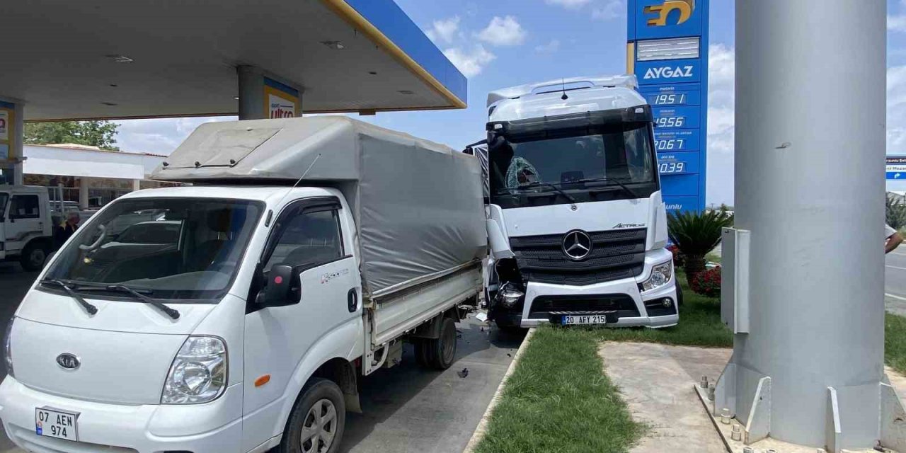 Akaryakıt istasyonuna dalan tır, park halindeki araca çarparak durabildi! Faciadan dönüldü