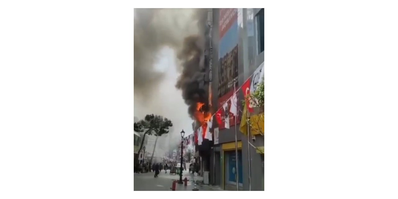 İzmir’de bir lokanta alev alev yandı