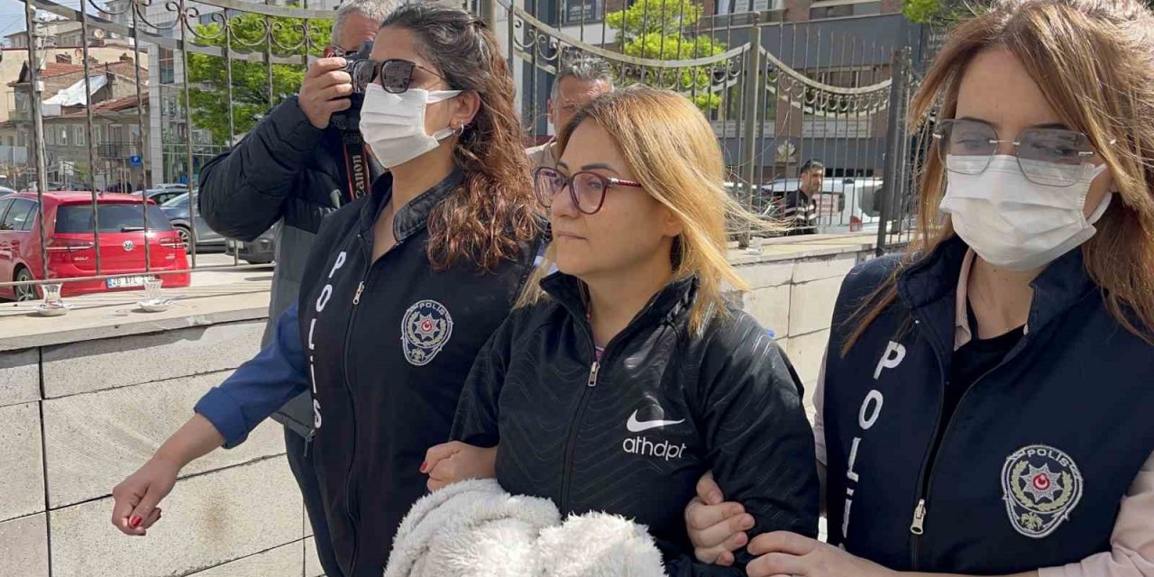 Cumhurbaşkanı’na hakaret eden kadına ‘Konutu terk etmemek’ şartıyla adli kontrol kararı verildi