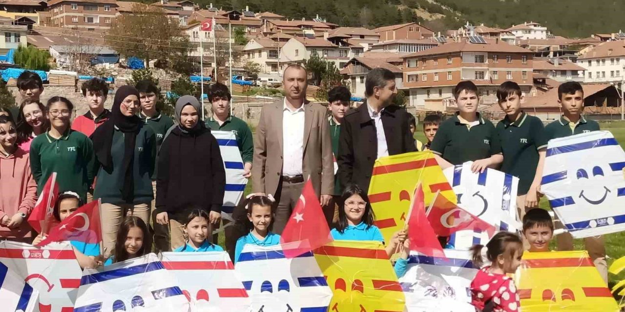 Öğrencilerin uçurtma şenliği renkli görüntülere sahne oldu