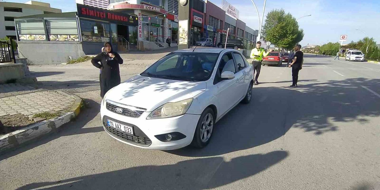 Otomobilin çarptığı yaşlı kadın yaralandı