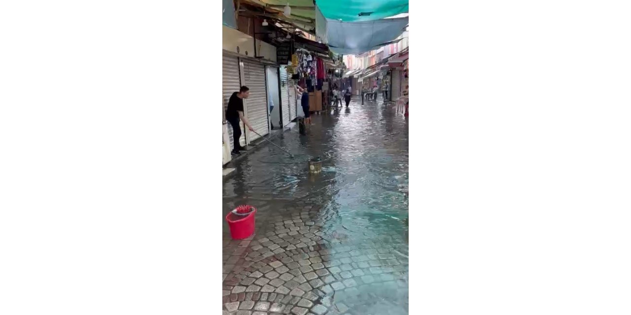 İzmir’i yine sağanak vurdu