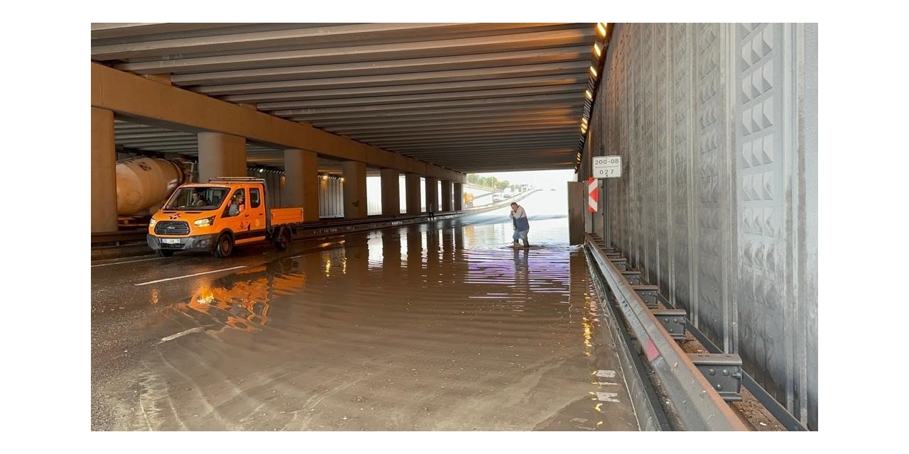 Eskişehir’de sağanakla birlikte su basan alt geçit trafiğe kapatıldı
