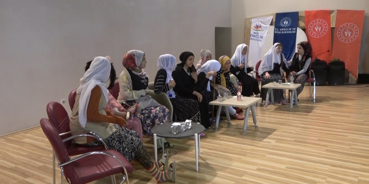 Gençlerin tiyatro oyunu gösterisine büyük ilgi