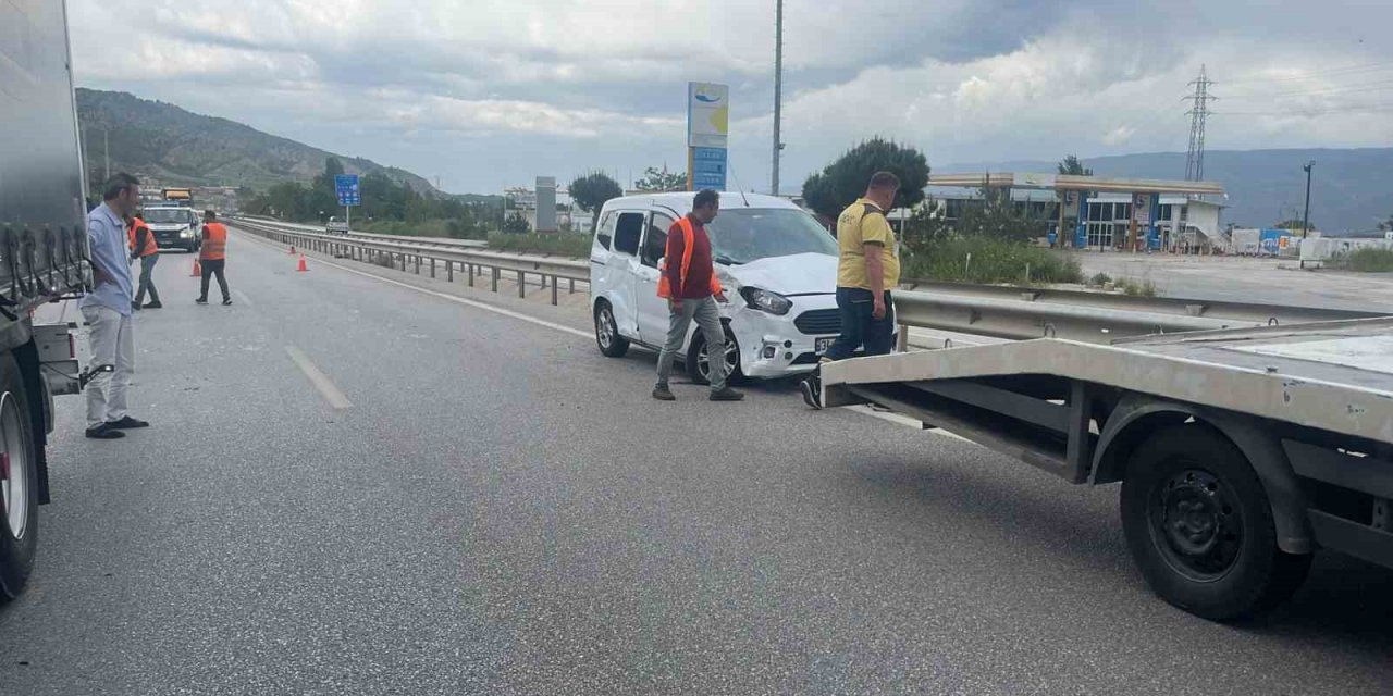 Park halindeyken hareket eden hafif ticari araç, D100’de tıra çarpıştı