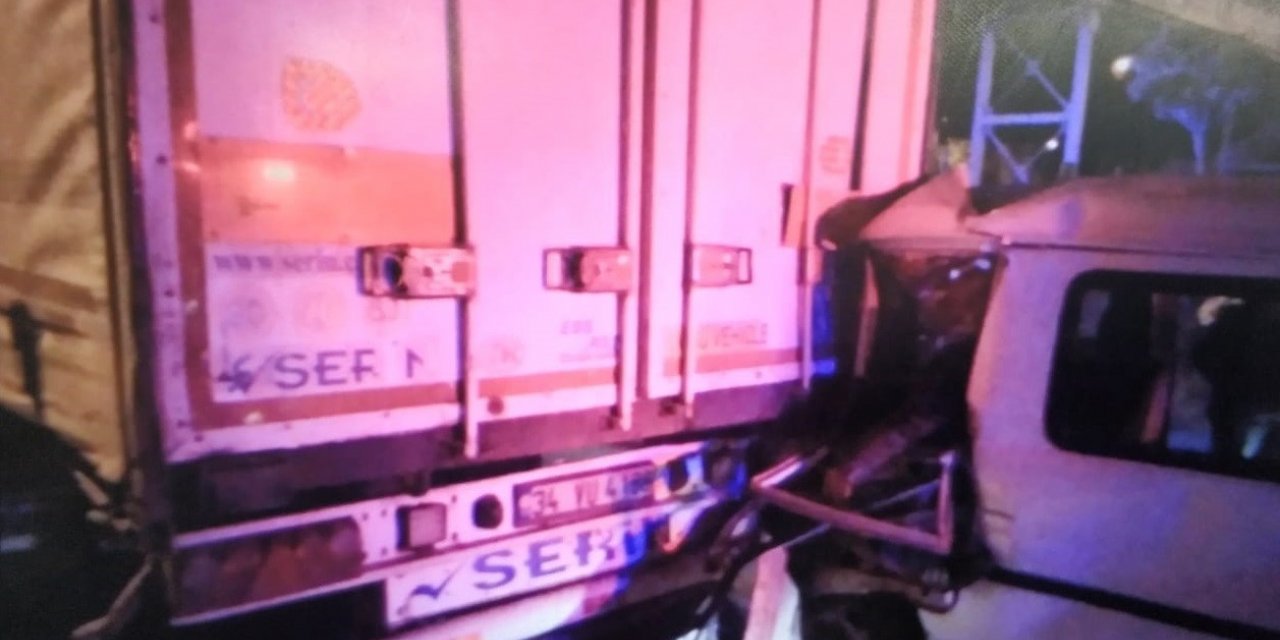 Keşan’da panelvan araç park halindeki tıra çarptı: 1 yaralı