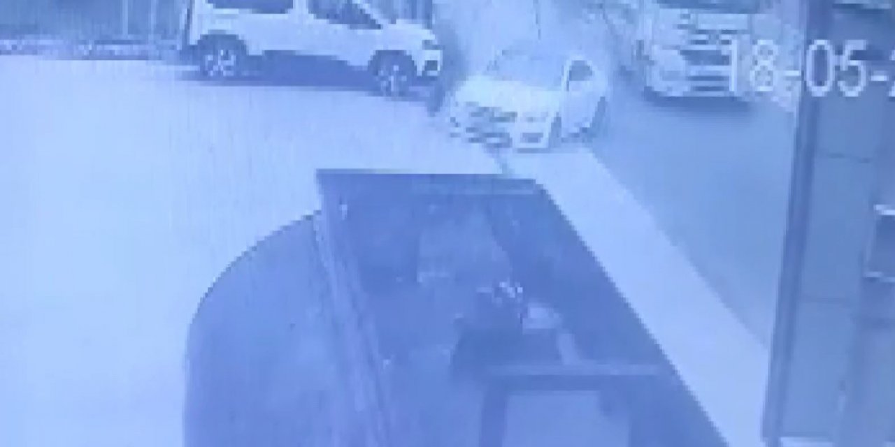 Otomobil benzin istasyonuna daldı, o anlar kameraya yansıdı