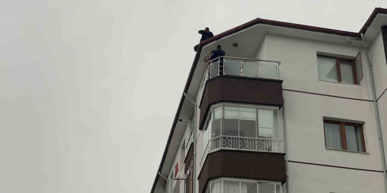 Çıktığı çatıda intihara kalkıştı, ekiplerin 1 saatlik çabasıyla ikna edildi