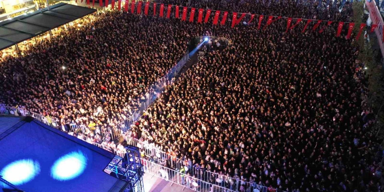 Sanatçı Mosso Aydınlılara unutulmaz bir konser verdi
