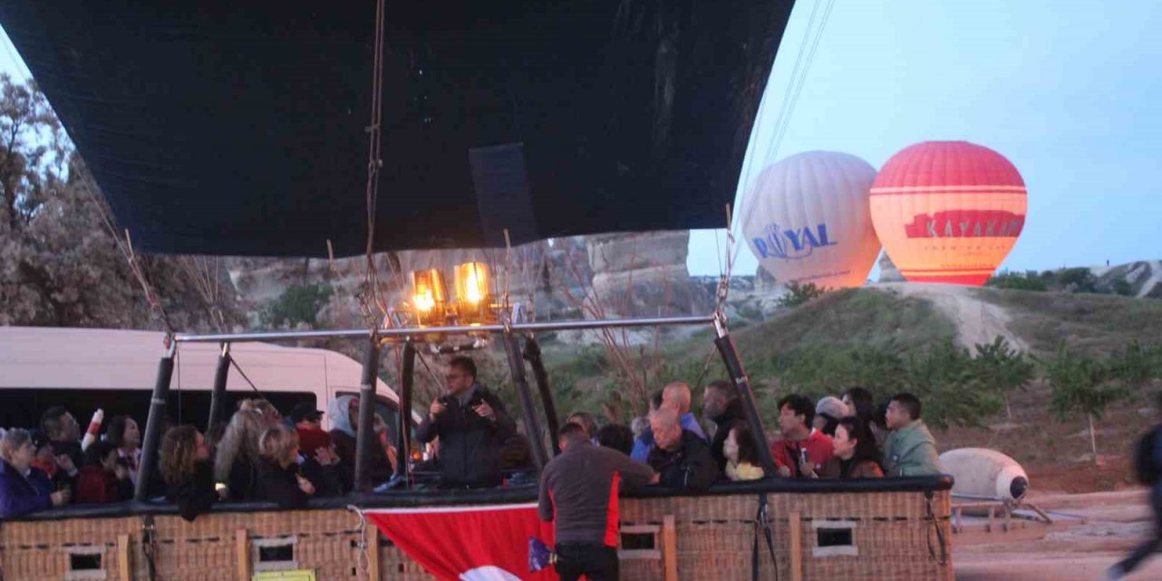 Kapadokya’da balonlar Türk Bayrakları ile havalandı
