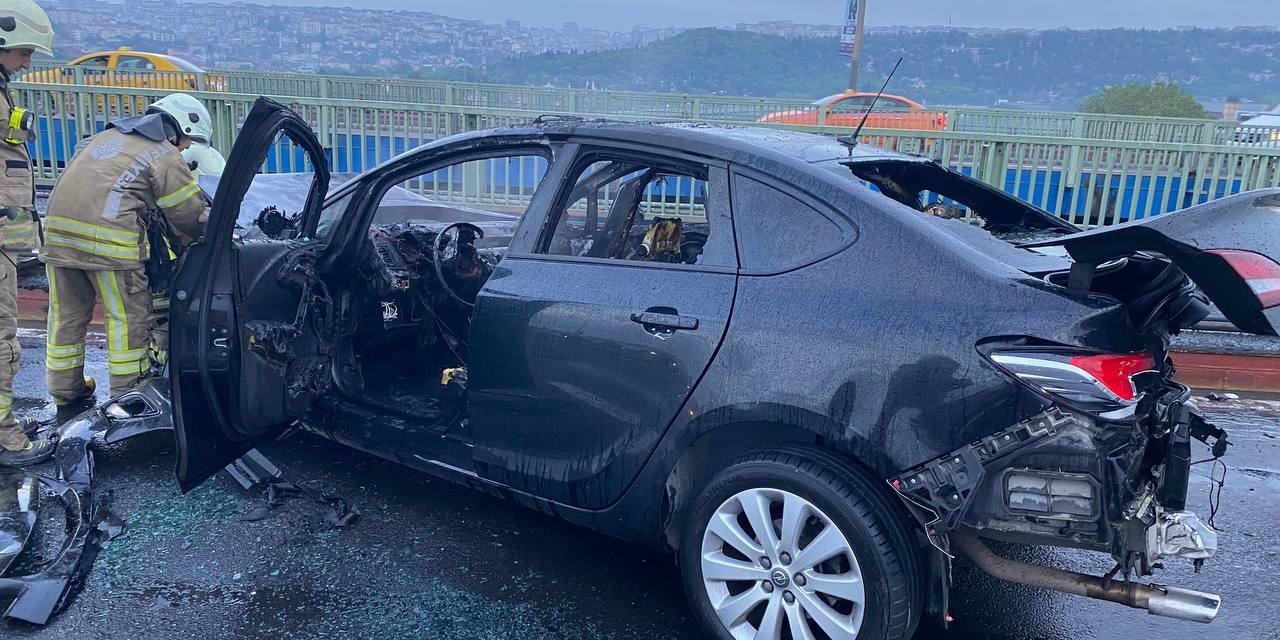 Haliç Köprüsü’nde bariyerlere çarpan araç alev alev yandı
