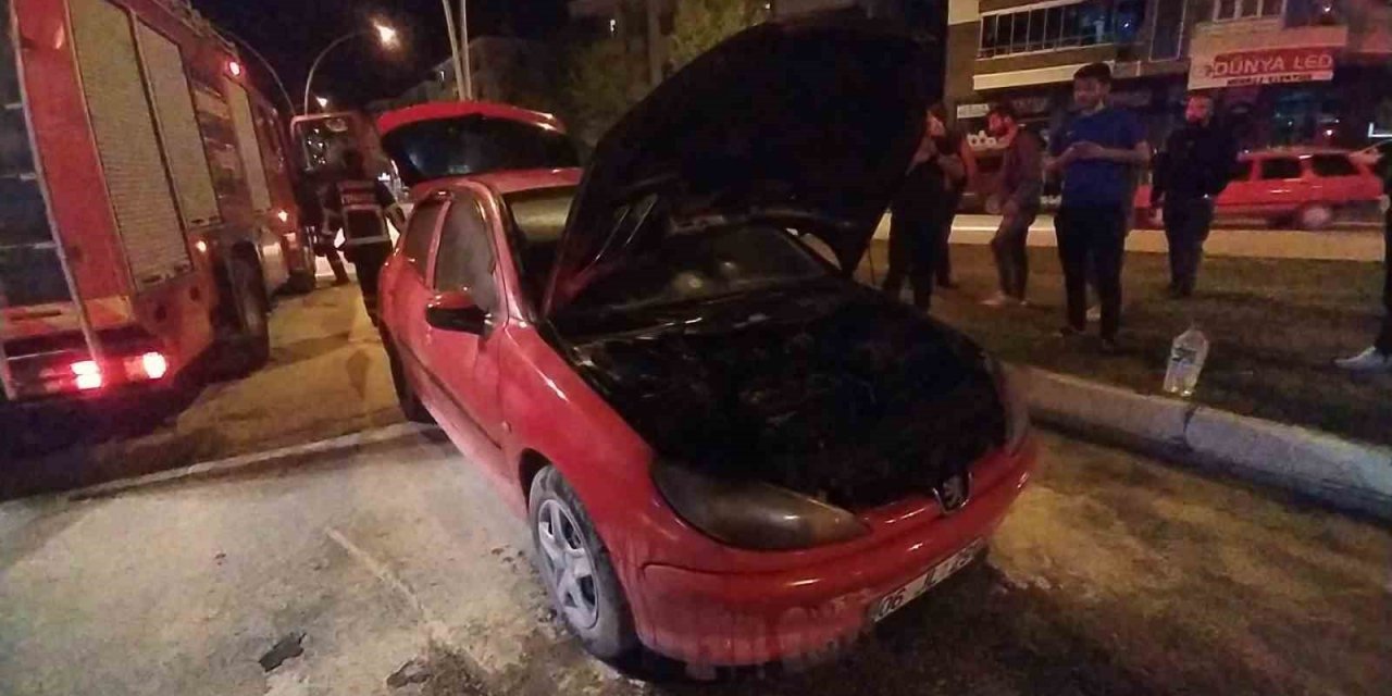 Seyir halindeki otomobil alev aldı