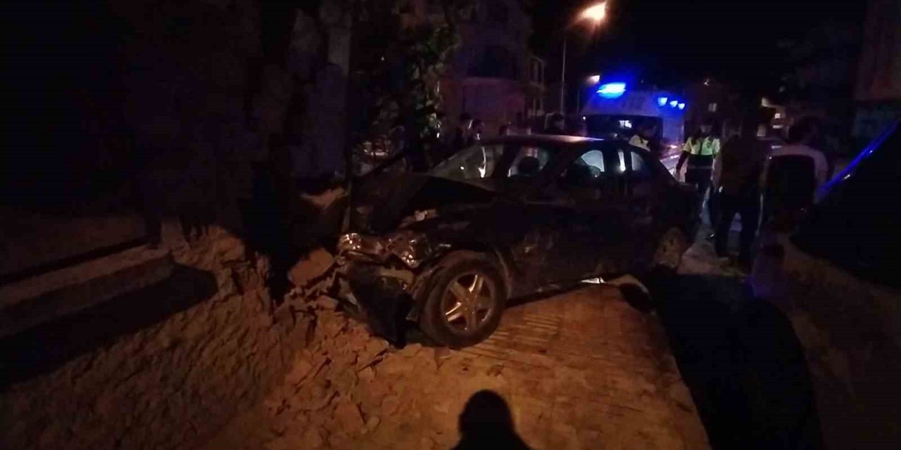 Çorum’da iki otomobil çarpıştı: 3 yaralı