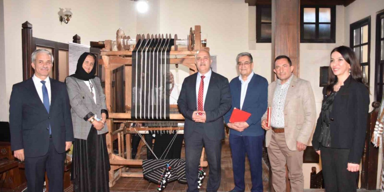80 yıllık dokuma tezgahını Kütahya Olgunlaşma Enstitüsü’ne bağışladı