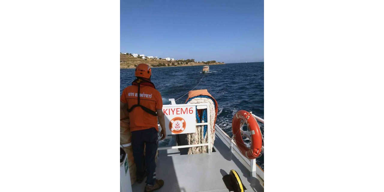 Makine arızası yapan 10 metrelik tekne kurtarıldı