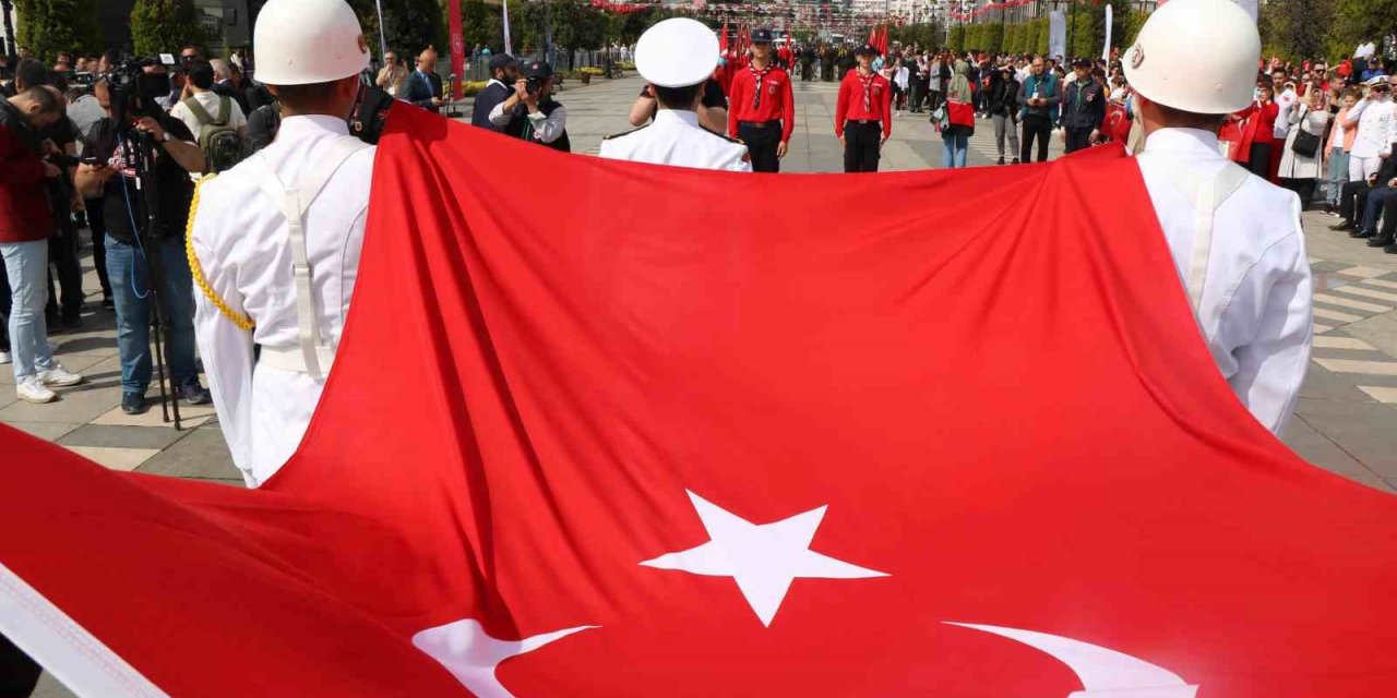 Atatürk’ü temsil eden bayrak karaya çıktı