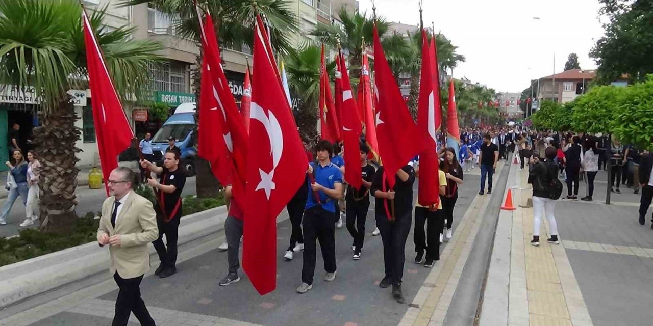 19 Mayıs Atatürk’ü Anma, Gençlik ve Spor Bayramı Edremit’te kutlandı
