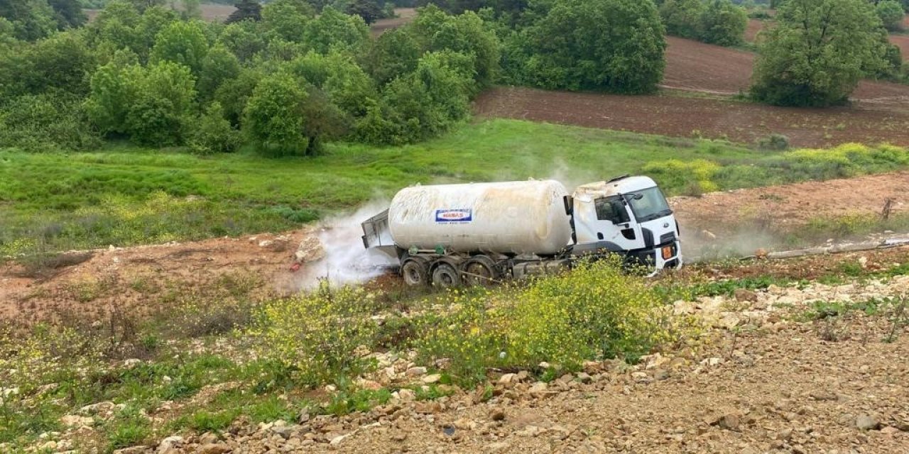 Azot yüklü kamyon şarampole devrildi
