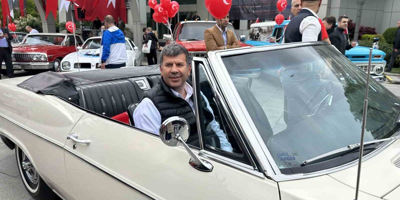Kadıköy’de 19 Mayıs klasik otomobiller eşliğinde kutlandı