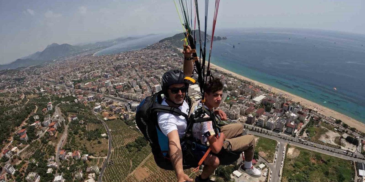 ALKÜ’lü gençler Türk bayrağını 10 ayrı şehrin semalarında dalgalanırdı