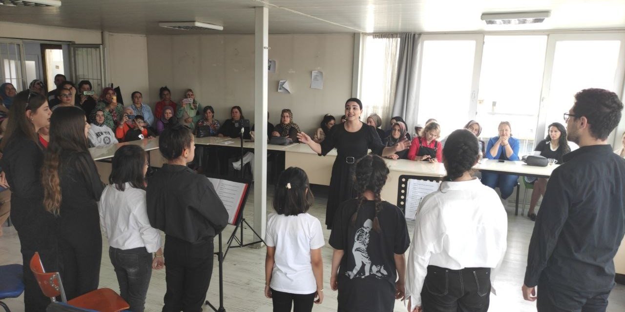 Şehzadeler Halk Eğitim Merkezi kursiyerlerinden 19 Mayıs kutlaması