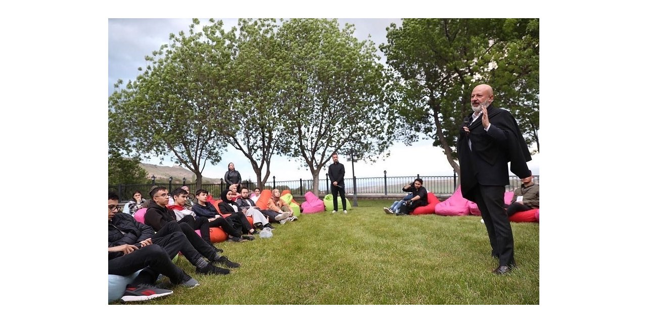 Başkan Çolakbayrakdar; “Gençlerimiz, dünyada ses getirecek çalışmalara imza atacak”