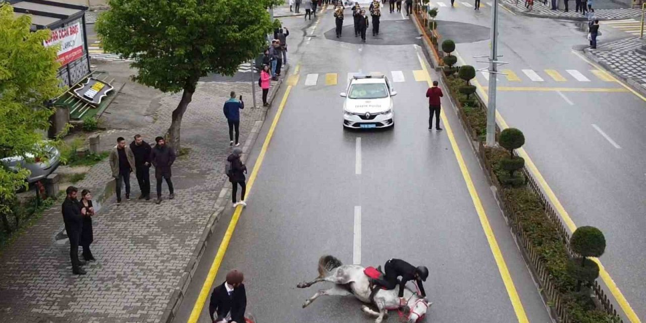 19 Mayıs kortejinde yolda kayan at, binicisiyle birlikte düştü