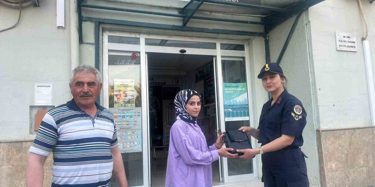 Jandarma kayıp çantayı sahibine teslim etti