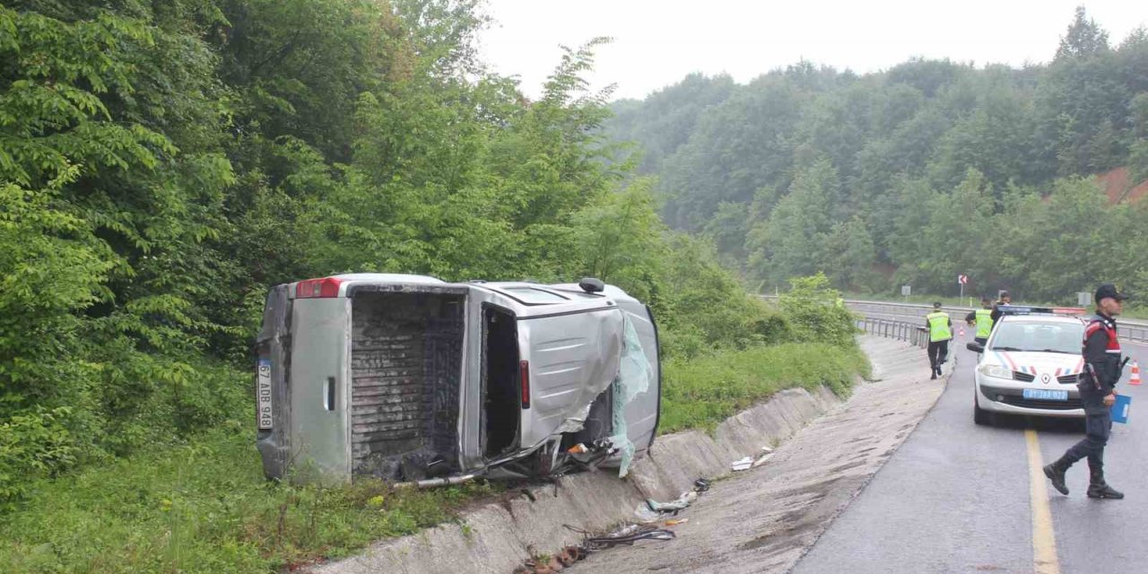 Düzce’de yoldan çıkan kamyonet yan yattı: 1 yaralı