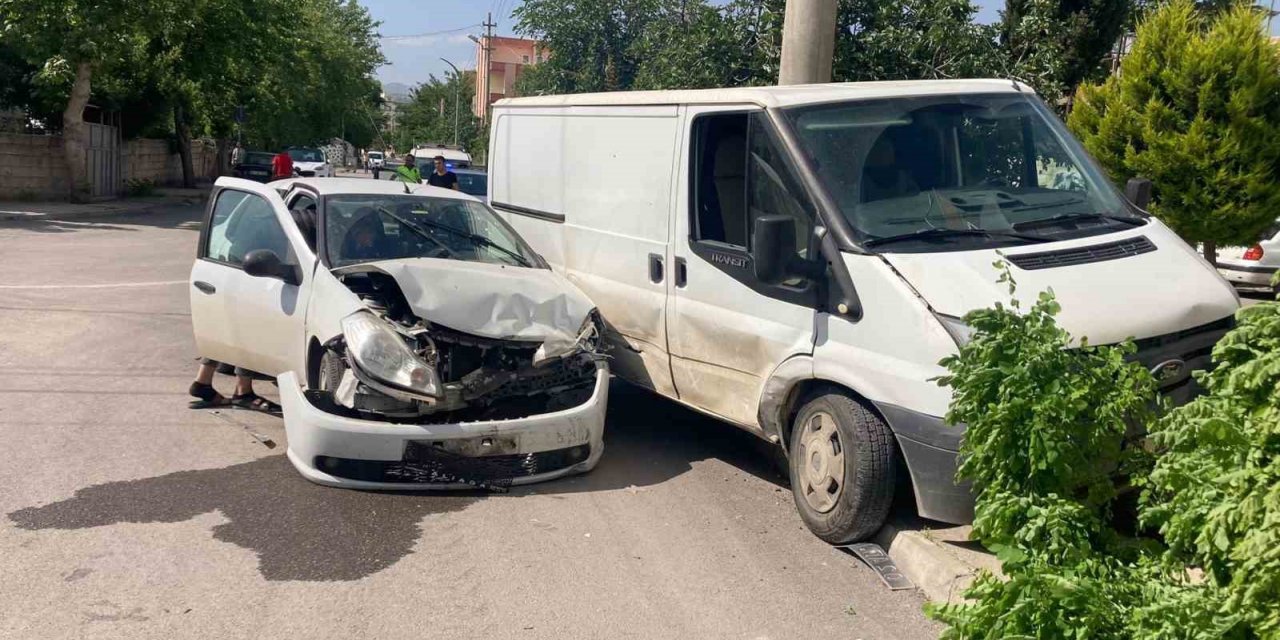 Minibüs ile otomobil çarpıştı: 1 yaralı