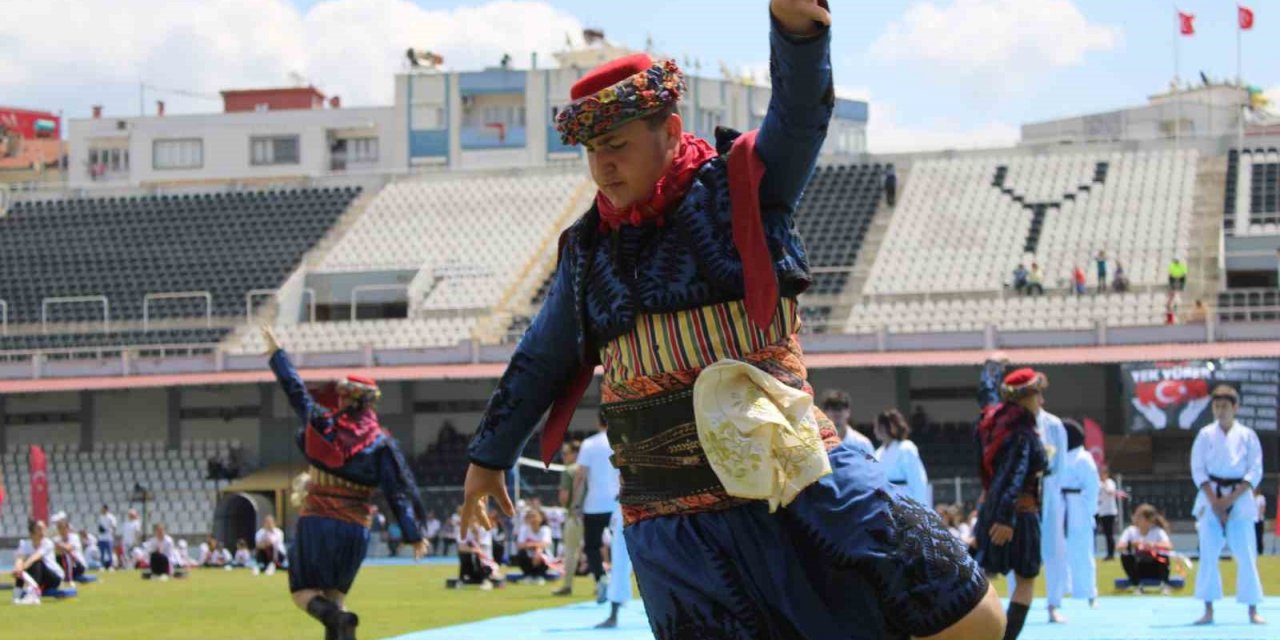 Gençlerin gösterileri ayakta alkışlandı