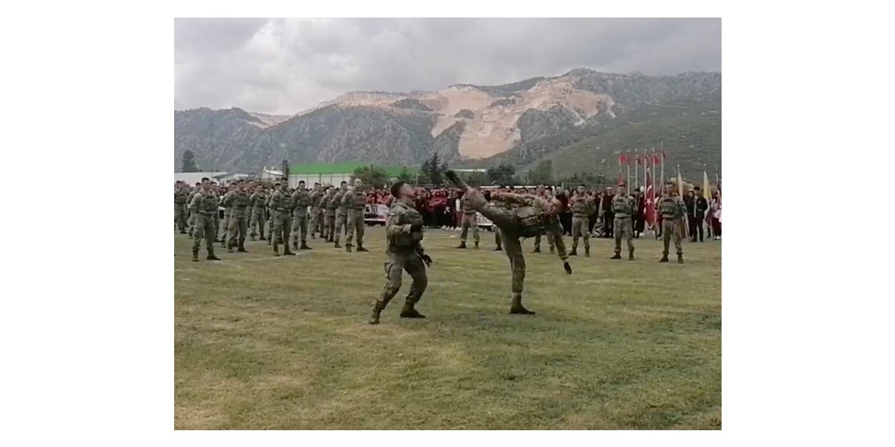 Komandolar gösterileriyle nefesleri kesti