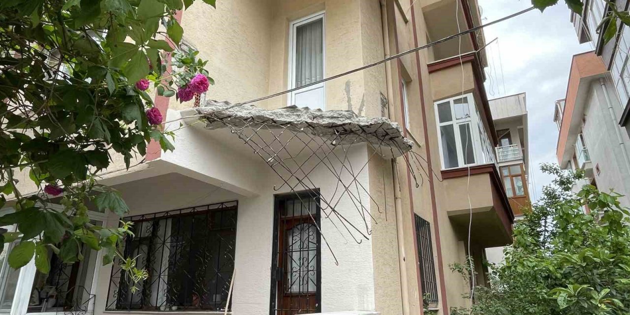 Avcılar’da balkonu çöken 36 yıllık bina tahliye edildi