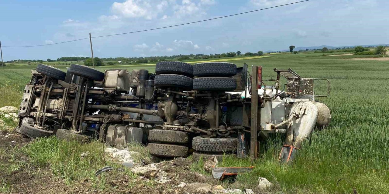 Direksiyonu kilitlenen beton mikseri devrildi