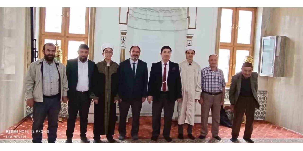 Develi’de cuma namazını öğrenciler kıldırdı