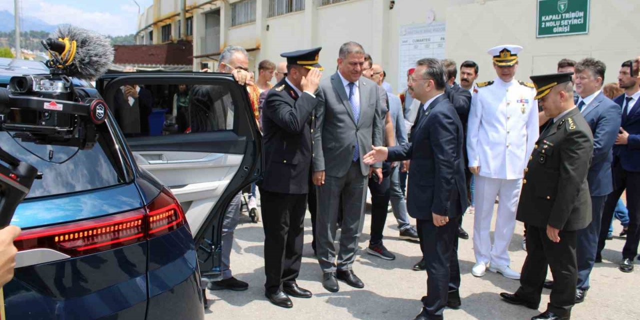 Vali Aksoy, makam aracı TOGG ile ilk resmi törene katıldı