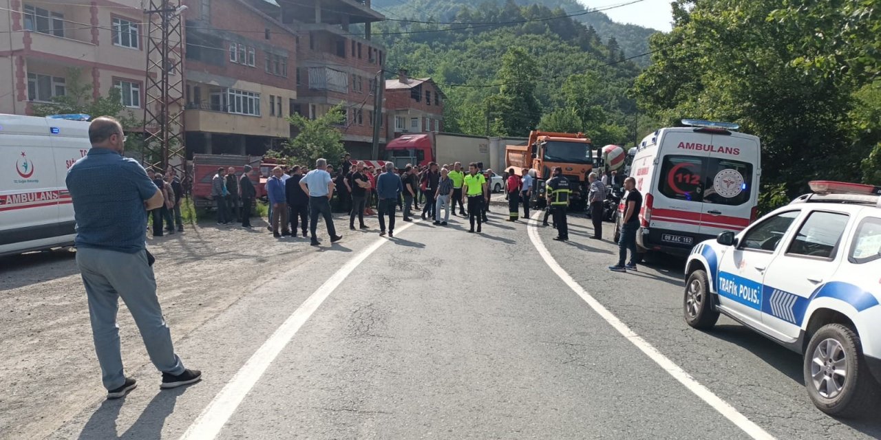 Hurdaya dönen araçtan yaralı kurtuldular