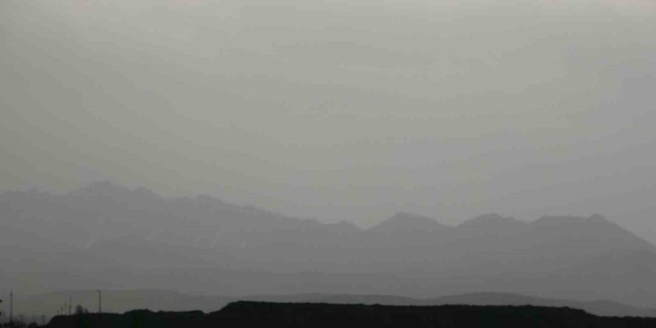 Yüksekova karanlığa büründü, araçlar far yakarak ilerleyebildi