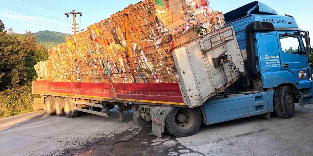 Kavşaktan dönerken makası kırılan tır, trafiği kilitledi
