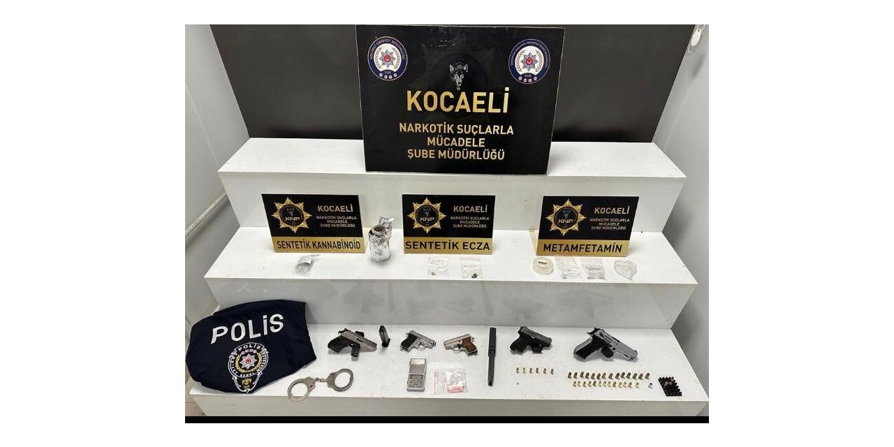 Uyuşturucu ticaretçisinin evinde polis yeleği ve kelepçe bulundu