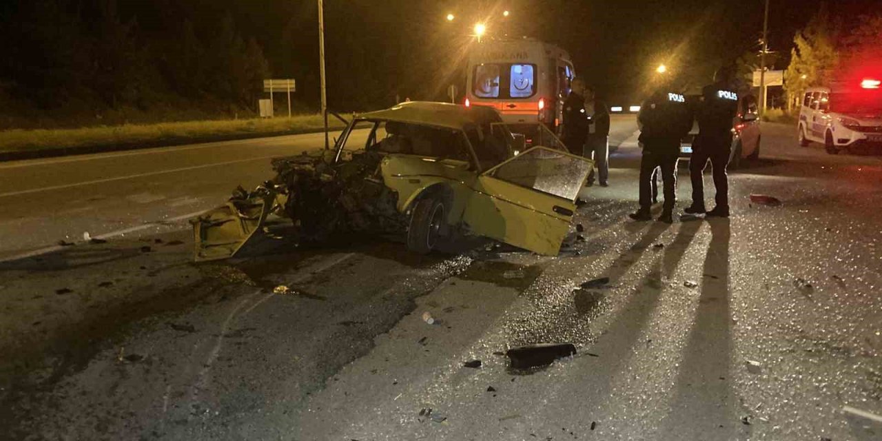 Alkollü ve ehliyetsiz sürücü yol kenarında duran tıra çarptı: 3 yaralı