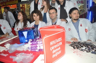 Üniversitede prezervatif dağıttılar