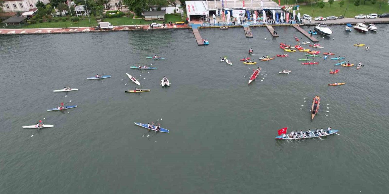 Fatih Belediyesi, 80 tekne 150 sporcu katılımı ile 19 Mayıs geçit töreni düzenledi