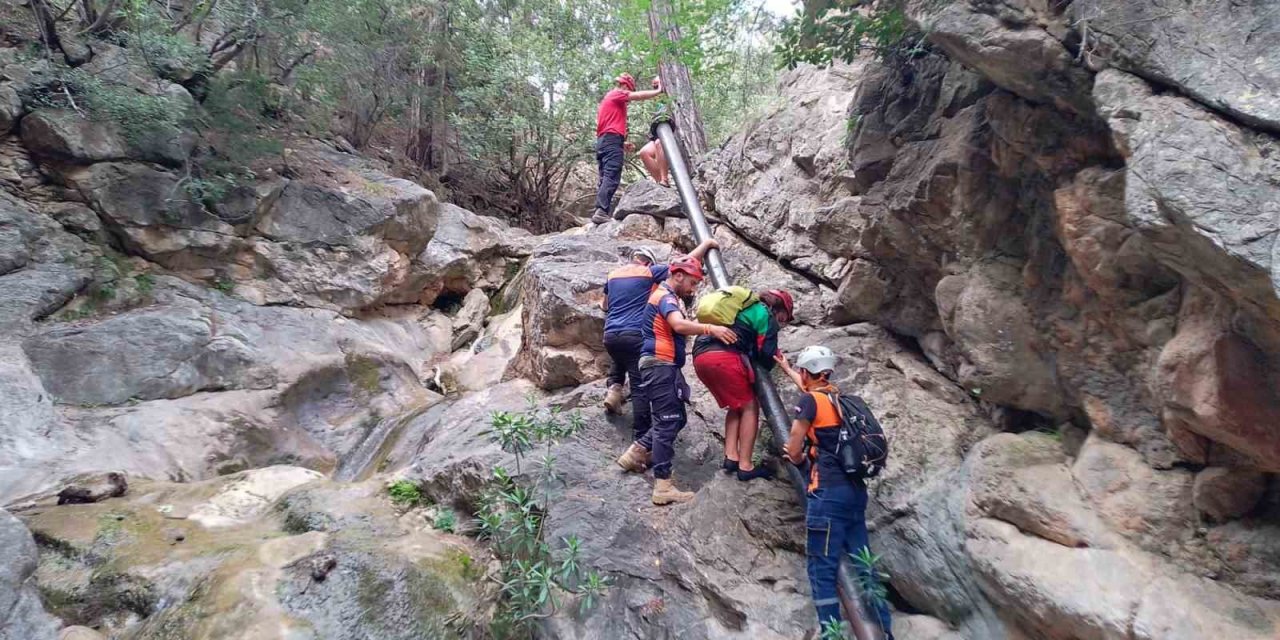 Mahsur kalan tatilcileri JAK ve MAGEME ekipleri kurtardı
